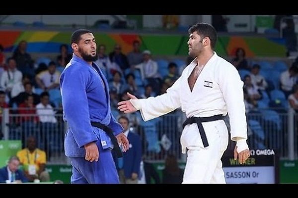 Egyptian judoka Islam El Shehaby has been sent home from the Rio Olympics after refusing to shake the hand of Israeli Or Sasson after the end of their bout.