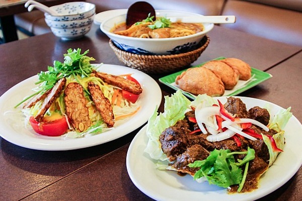 A variety of halal dishes  / Image source japan-guide.com