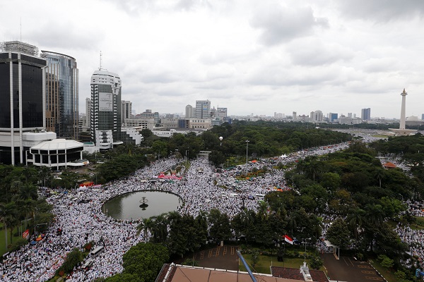 Indonesian Muslims gather to attend rally calling for the arrest of Jakarta's Governor Basuki Tjahaja Purnama, popularly known as Ahok, who is accused of insulting the Koran, in Jakarta, Indonesia December 2, 2016. REUTERS/Beawiharta